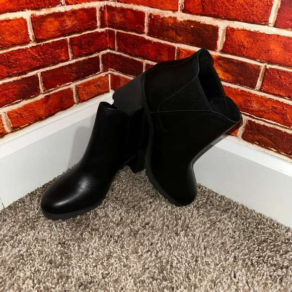 Timberland Black Leather Block Heel Chelsea Ankle Boots - Picture 2 of 8